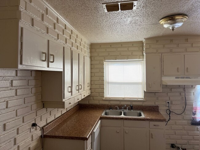 Building Photo - Cute 2 br 1 bath house