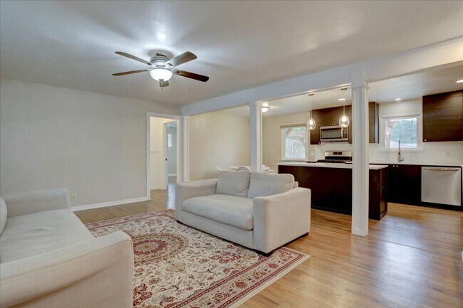 Foto del edificio - Beautifully renovated ranch home with drea...