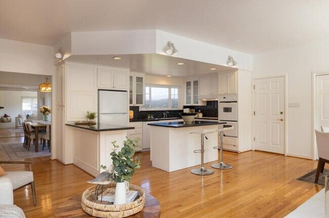 Foto del edificio - 3050 Ribera Rd