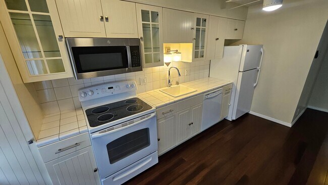 Foto del edificio - 2130 Beachwood Dr