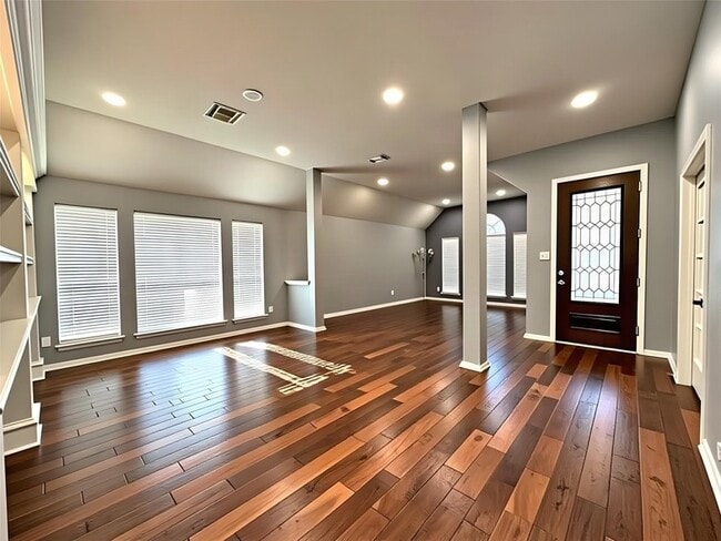 Building Photo - 1423 Greenway Village Dr