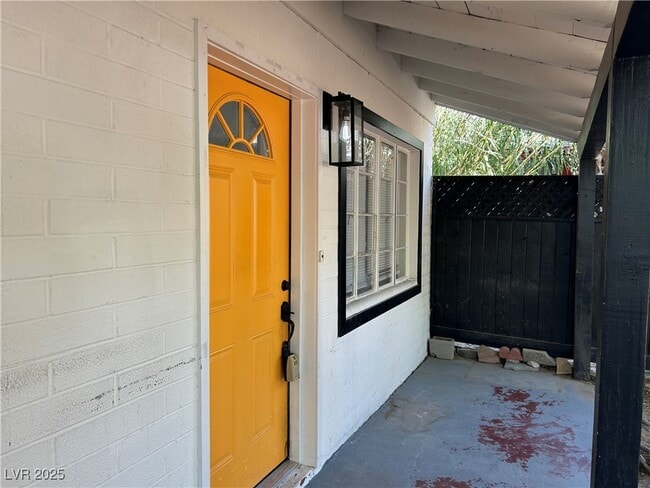 Foto del edificio - 1626 Thelma Ln