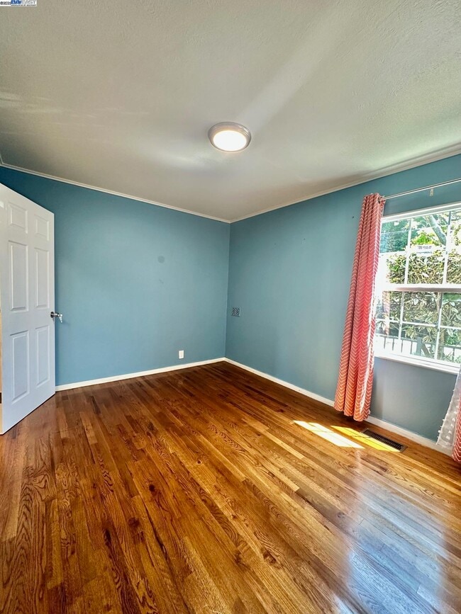 Building Photo - 2117 Thomas Ave