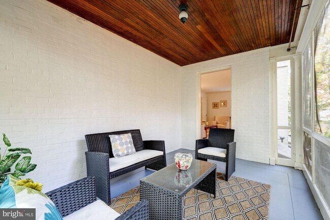 Foto del edificio - 6623 32nd St NW
