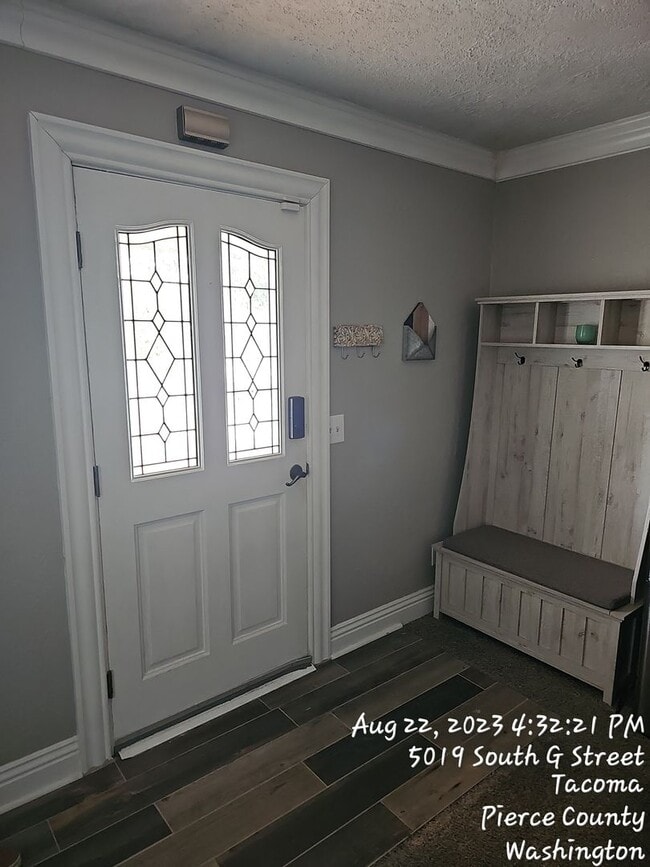 Building Photo - Heart of South Tacoma area - 3 bedroom 1.5...