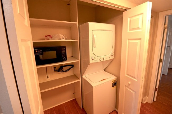 Building Photo - 1632 Meadows Cir W