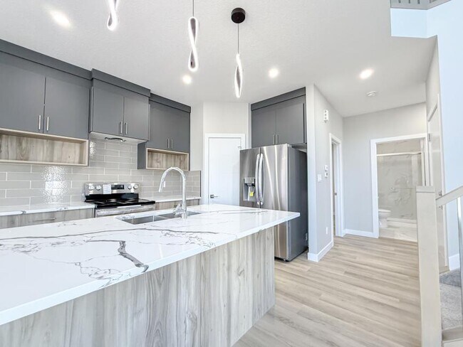 Building Photo - 4.0 bedroom in Edmonton Alberta T6X 1A2