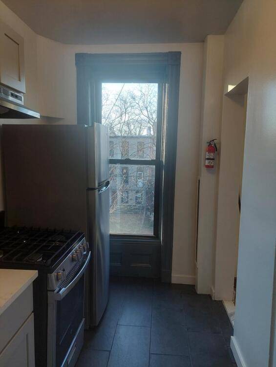 Foto del edificio - 824 Putnam Ave