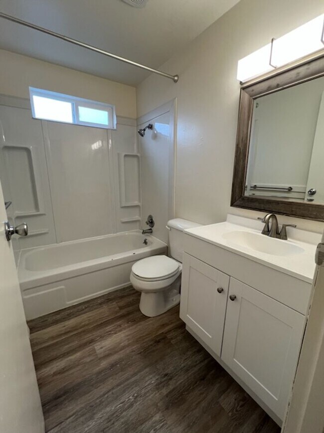 Foto del edificio - 2 Bedroom Duplex Coming Available Soon! January FREE!