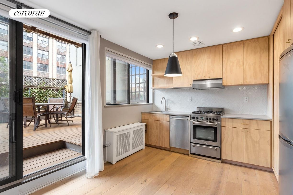 Building Photo - 215 E 24th St