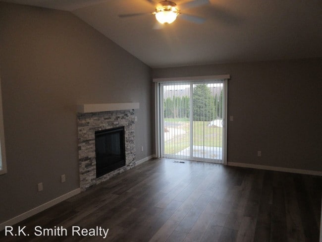 Building Photo - 4620-4622 Woodgate Dr