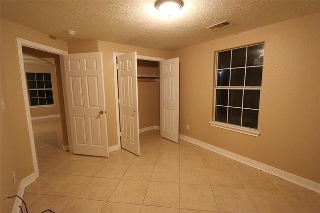 Foto del edificio - 618 Twin Oaks St