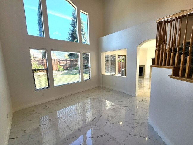 Building Photo - Nicely Update 5bd/3.5ba Anatolia Home with...