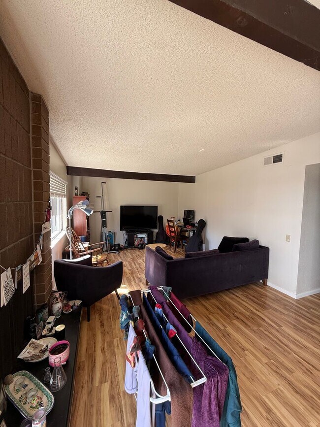 Foto del edificio - Charming 3-bedroom, 2-bathroom duplex in West Davis.