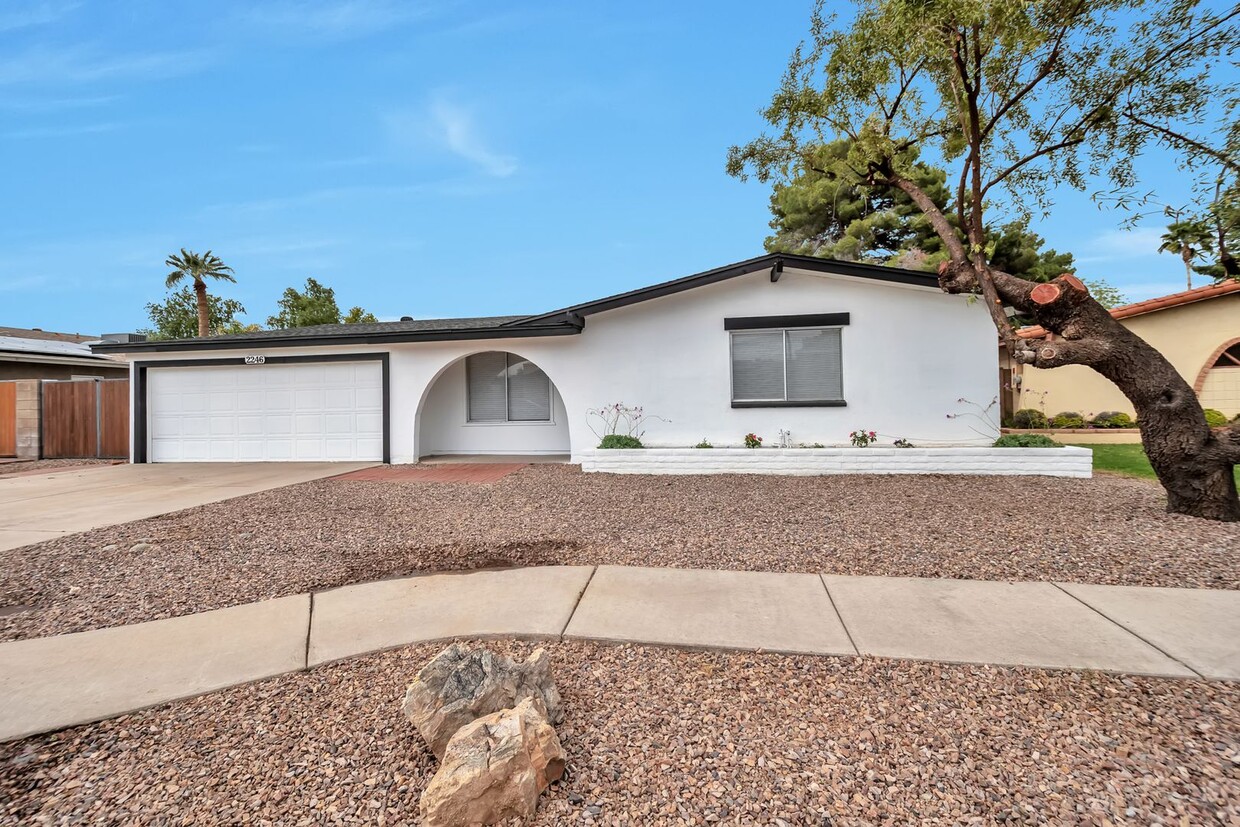 Primary Photo - Luxury Remodeled 4 Bed/2 Bath Home w Pool ...