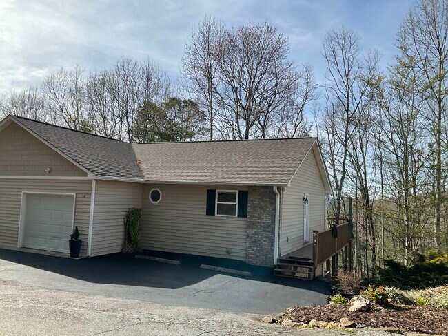 Foto del edificio - 10 Hillsboro Dr