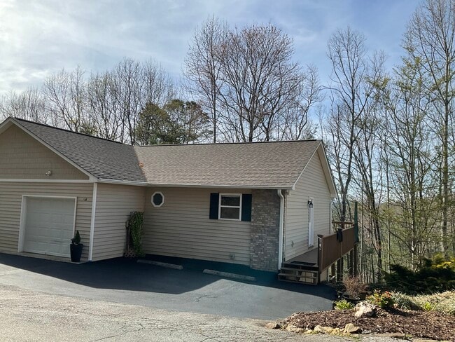 Front view. - 10 Hillsboro Dr