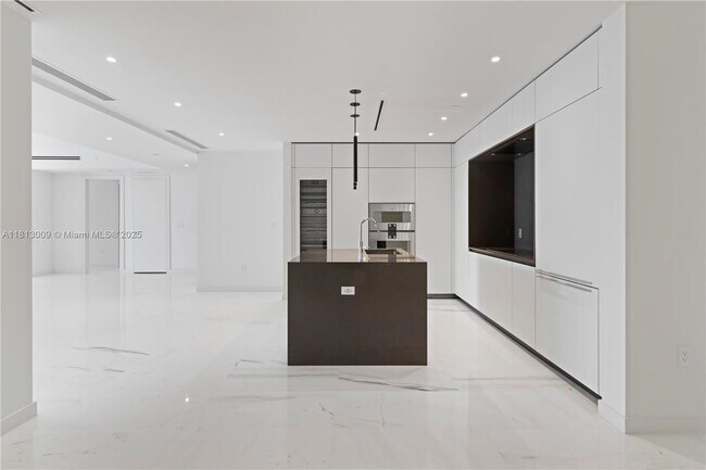 Building Photo - 300 Biscayne Blvd Way