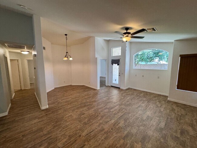 Foto del edificio - 7921 W Frank Ave