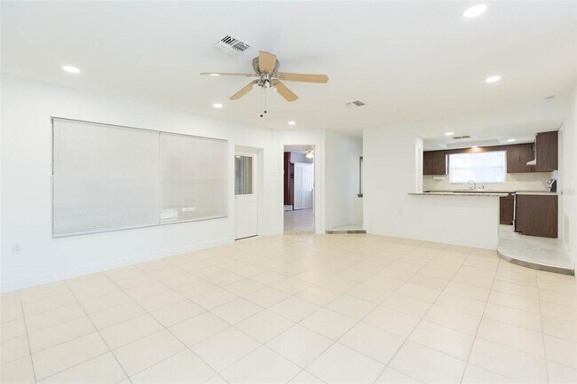 Building Photo - 8253 Redfield Dr