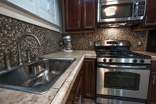Building Photo - 484 Leland Ave