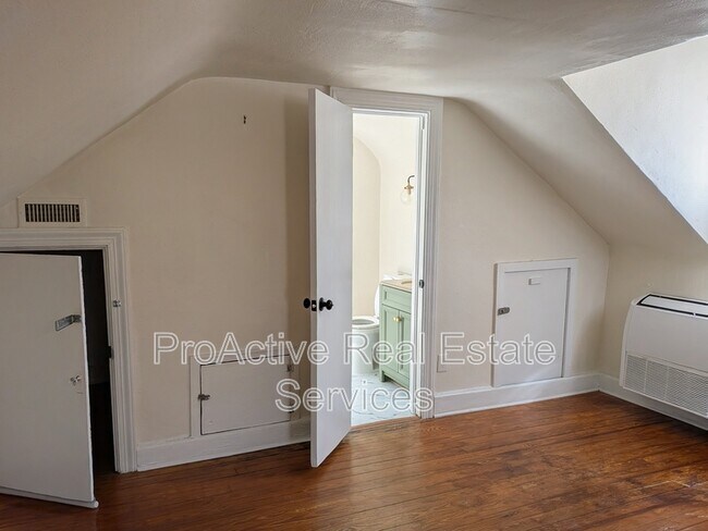 Foto del edificio - 1018 Wolcott Ave