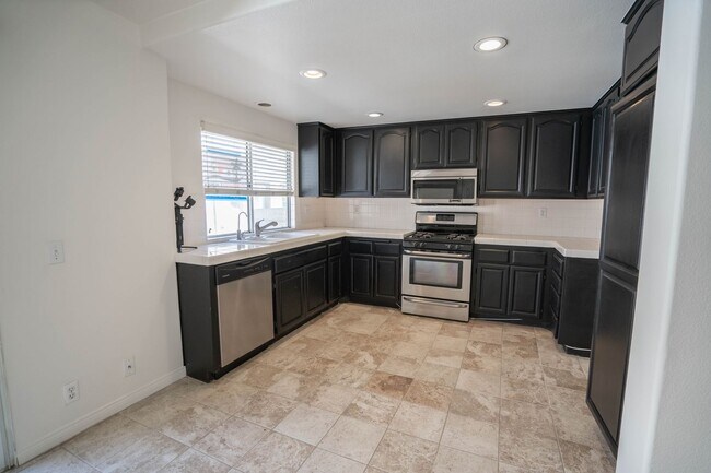 Foto del edificio - Charming 3-Bedroom Townhome with Dual Fireplaces and Pool Access in Stevenson Ranch!