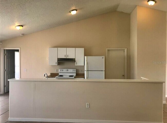 Foto del edificio - Poinciana 3 bedroom Oasis Now Available!