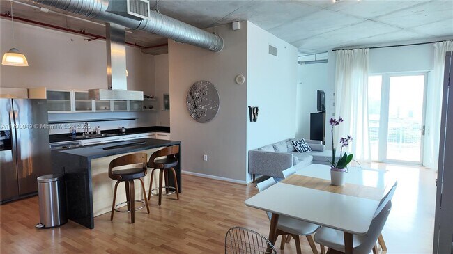 Foto del edificio - 10 SW South River Dr