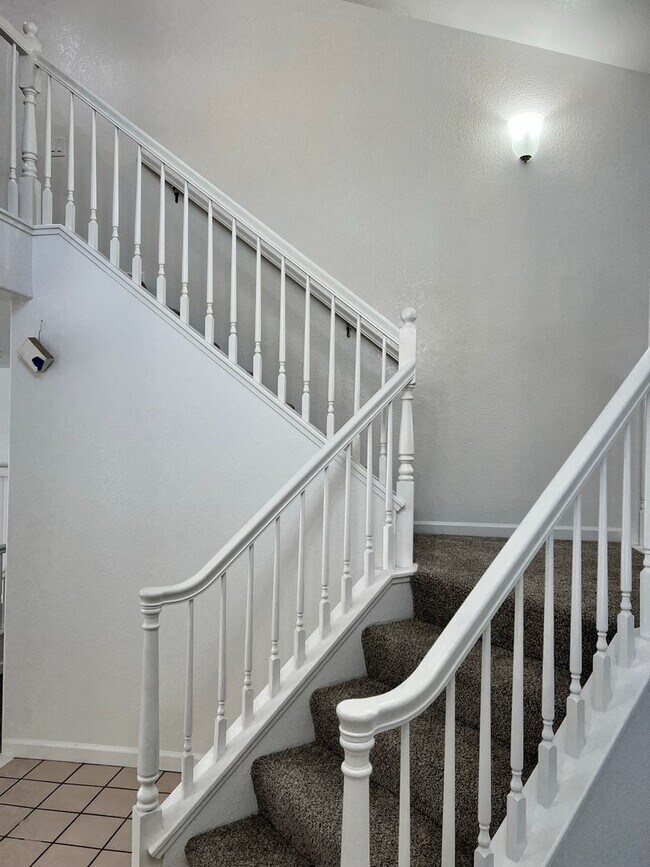 Building Photo - Newly renovated home