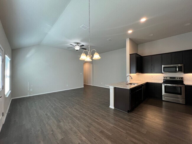 Building Photo - Luxury 3/2 Duplex in Seguin, Texas