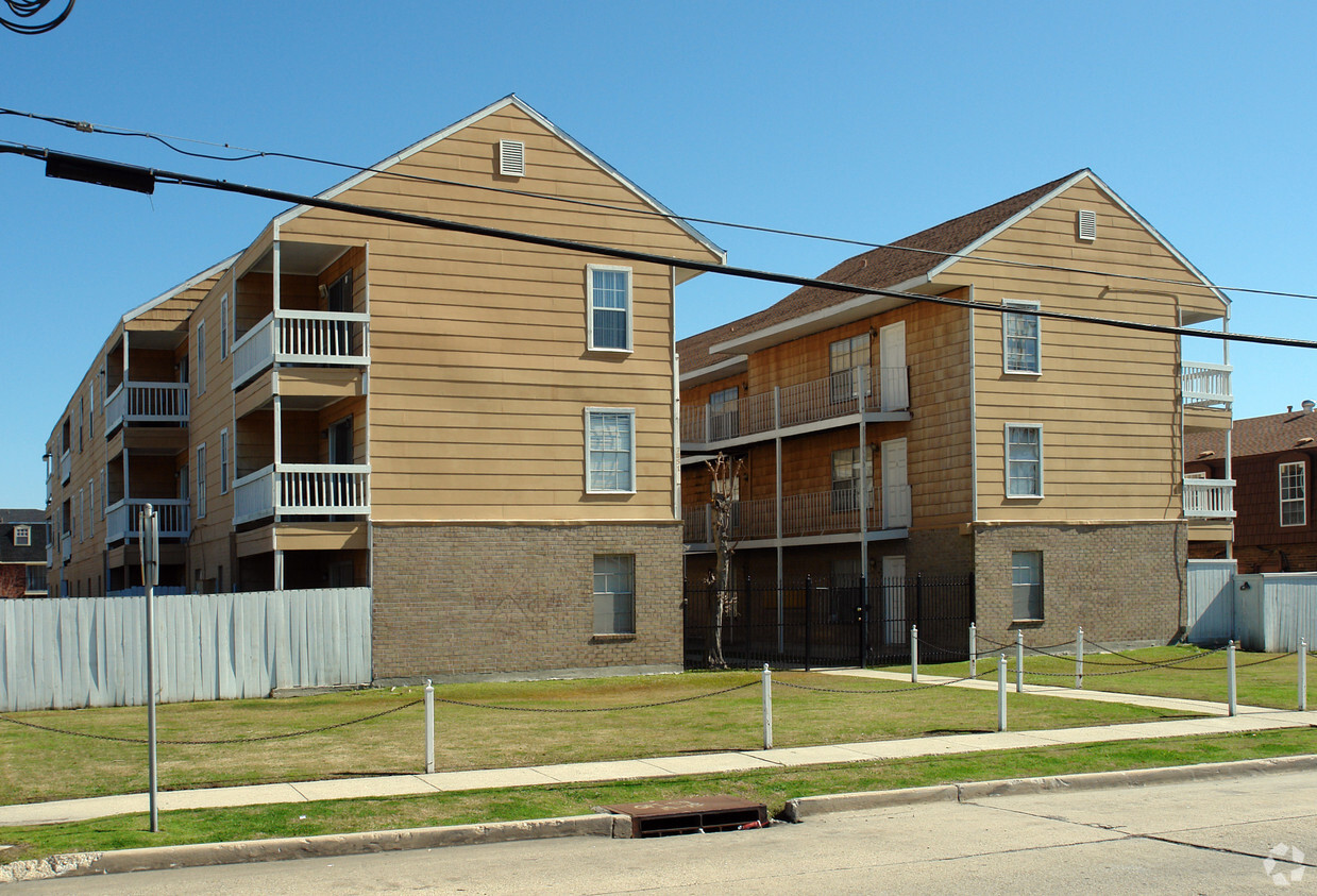 Building Photo - 7851 Read Blvd