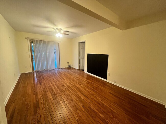 Building Photo - Charming 4 BR/2.5 BA Single-Family Home in...
