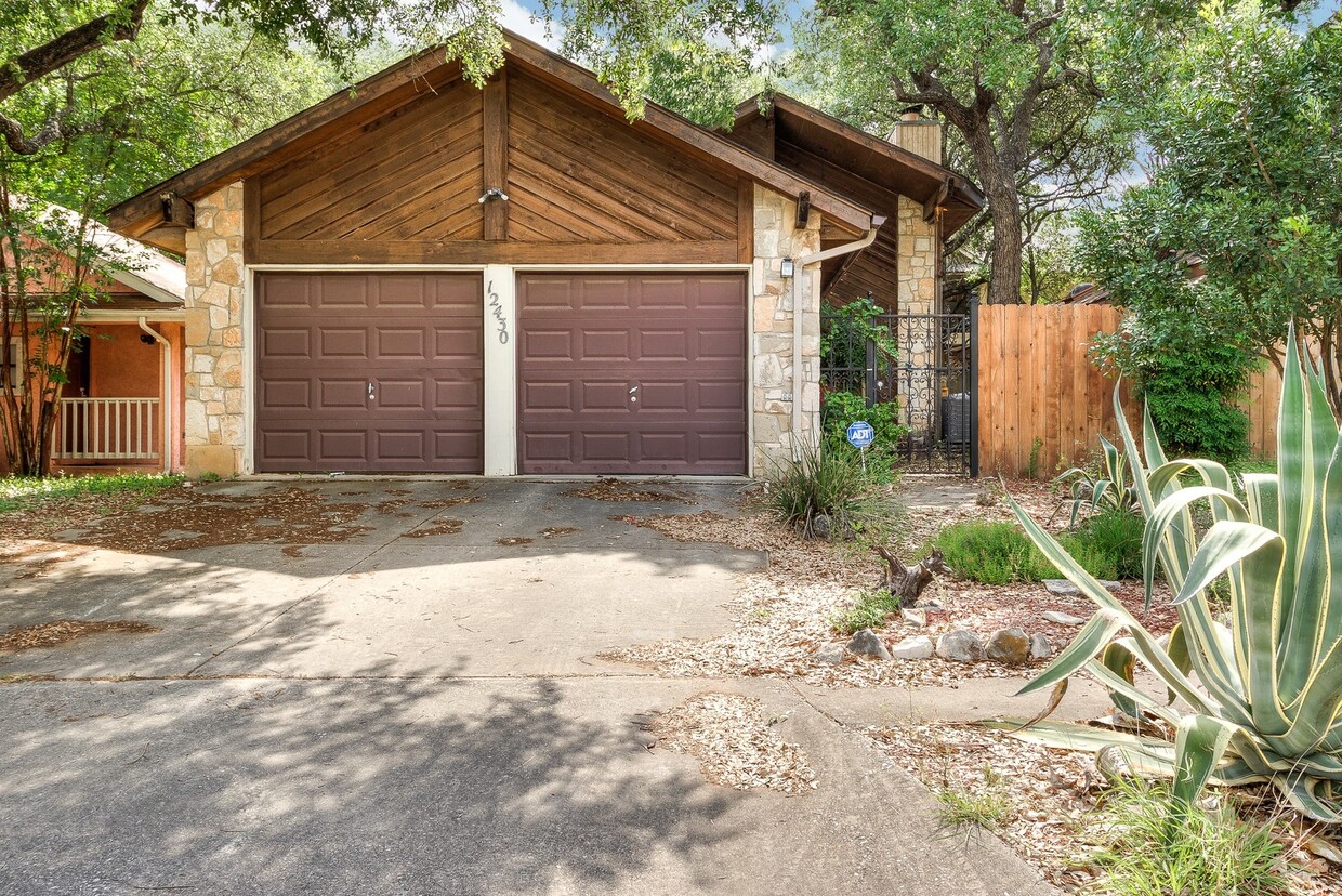 Foto principal - Charming One-Story Home with Mature Oak Tr...