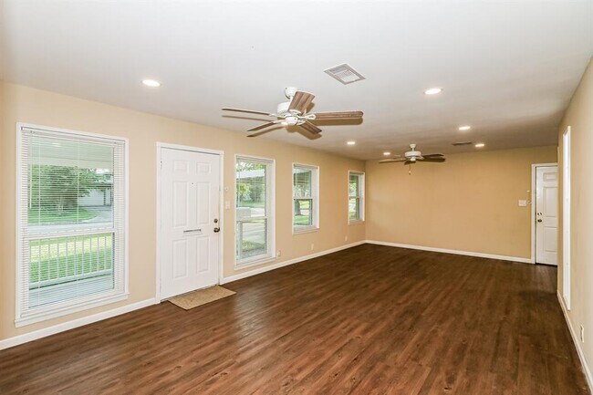 Foto del edificio - 6910 Cole Creek Dr