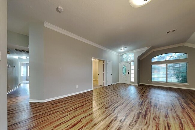 Foto del edificio - 7323 Red River Dr