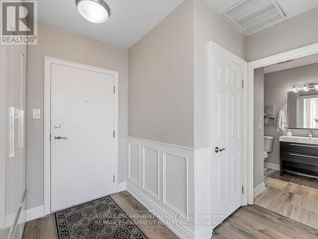 Building Photo - 880 Dundas St W