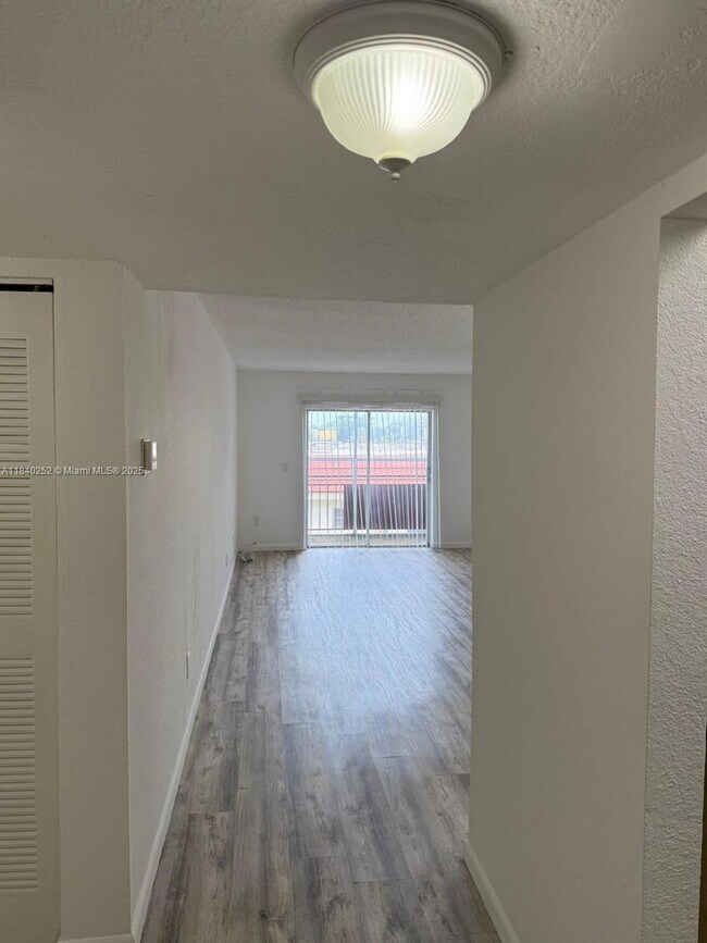 Foto del edificio - 13685 NE 10th Ave