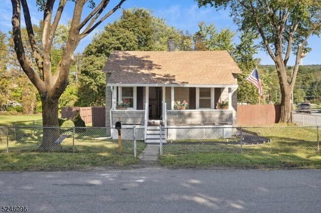 Foto del edificio - 310 Rutherford Ave