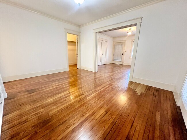 Foto del edificio - Lower Level 1 Bedroom with Den/Office in Alamitos Beach Apartment