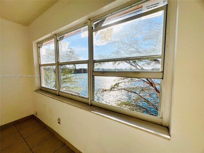 Foto del edificio - 18900 NE 3rd Ct