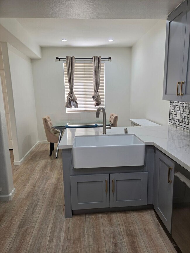 Foto del edificio - TOWNHOUSE-STYLE 3 BR + 2 1/2 BA UNIT IN CANYON COUNTRY AVAILABLE NOW
