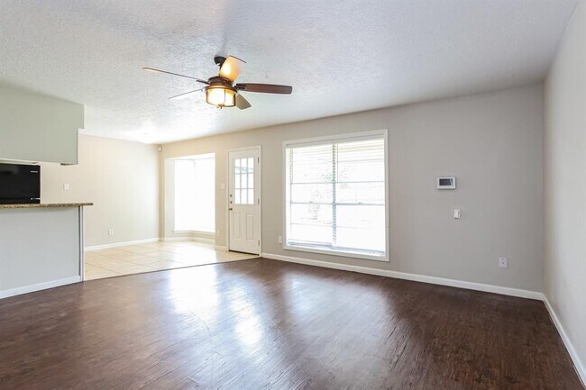 Foto del edificio - 2111 Savanna Ct N