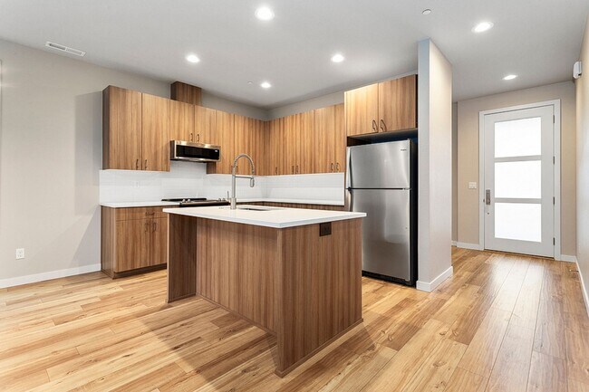 Foto del edificio - 2022 Build -Almost Brand New 3 br 2.5 bth Home with hardwoods, fenced yard and backs to greenspace !