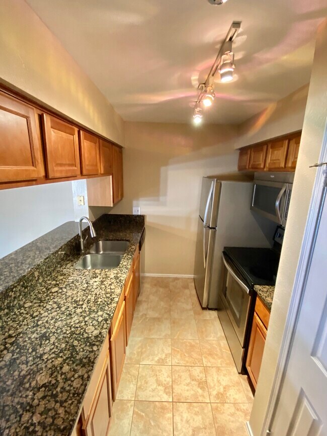 Large kitchen (opposite angle) - 3311 Wyndham Cir