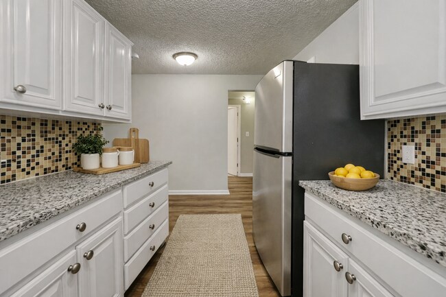 Foto del edificio - Updated 3-Bed Home with Granite Kitchen Near Shopping & Highways – Independence, MO