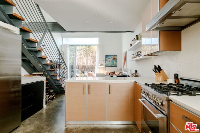Foto del edificio - 1220 N Orange Grove Ave