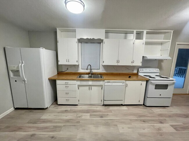 Building Photo - Beautiful 2 bed, 1 bath Single-Family Home!