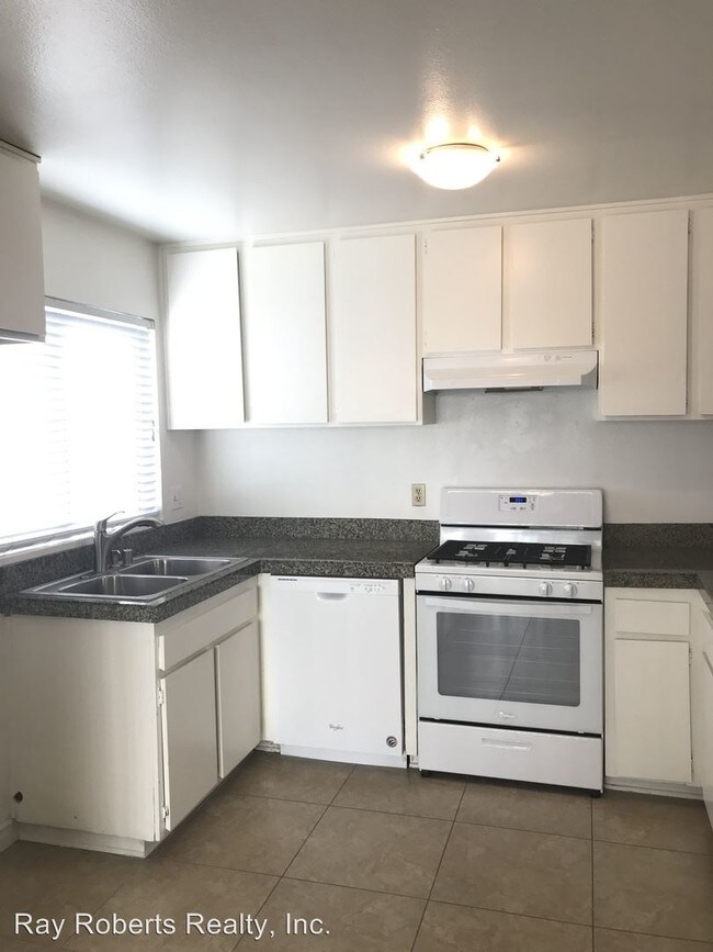 Building Photo - 2109 Huntington St