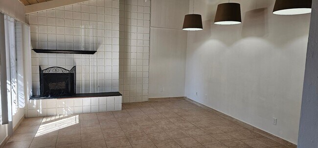 Foto del edificio - Remodeled 2bed 2 bath Ground level